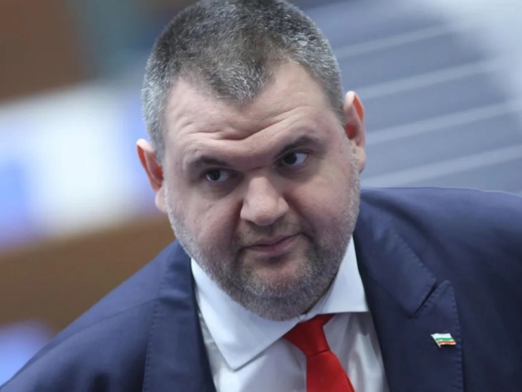 Протест пред офиса на ДПС: „За свободна България – без Пеевски, Борисов и мафията!“