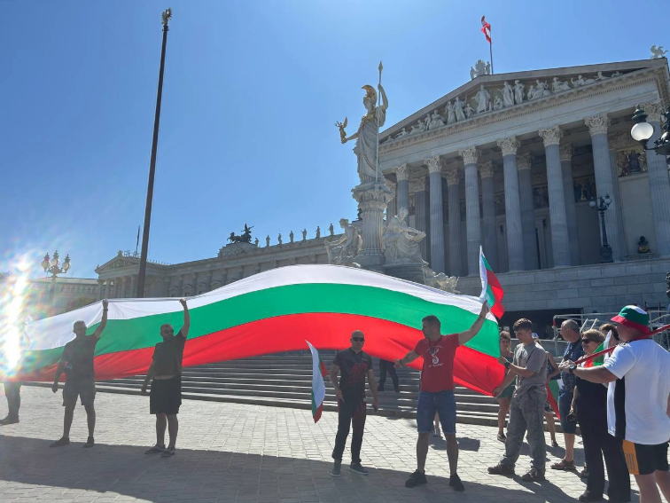 Българското знаме озари улиците на Виена!