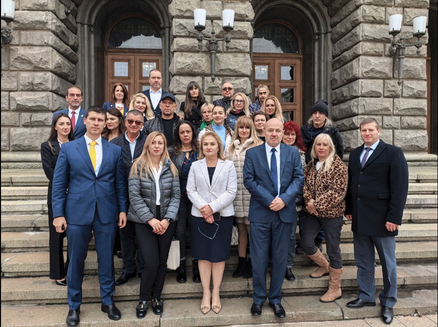 Ивелин Михайлов докара измамени хора от Борисов в парламента, но не ги допуснаха