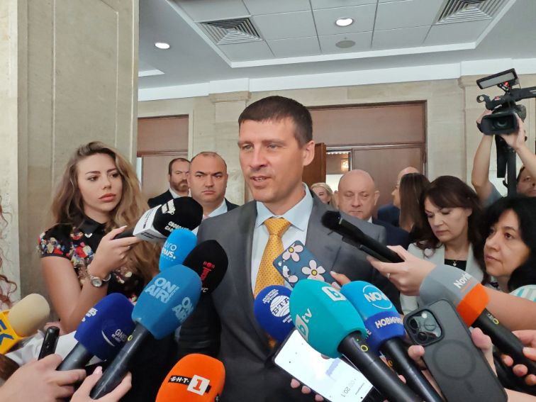 Ивелин Михайлов пред медиите: Манипулациите на управляващите