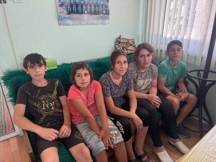 Докато педофили изнасилват деца, полицията гони коли по поръчка на мафията